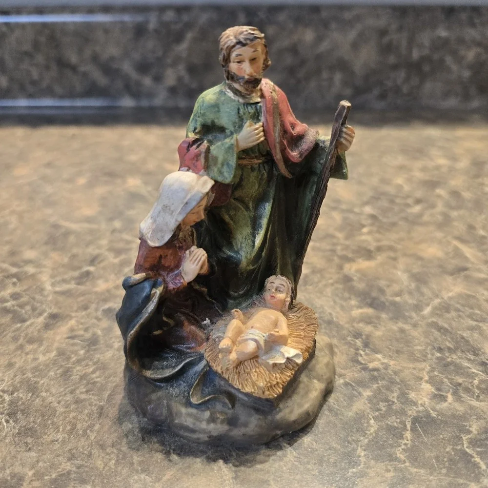 Small Nativity Scene Christmas‎ Holly Joseph Mary Jesus